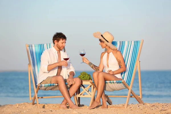 Casal Jovem Descansando Com Copos Vinho Rede Praia — Fotografia de Stock