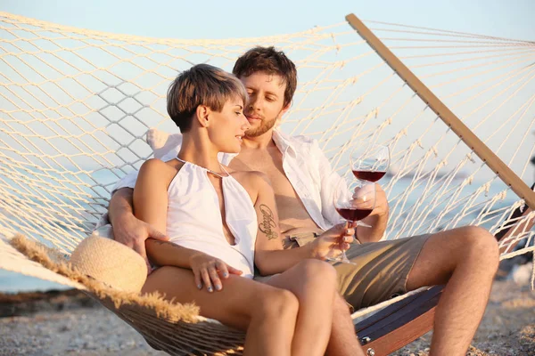 Casal Jovem Descansando Com Copos Vinho Rede Praia — Fotografia de Stock