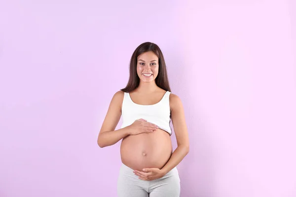 Mujer Embarazada Feliz Acostada Cama Casa Primer Plano —  Fotos de Stock