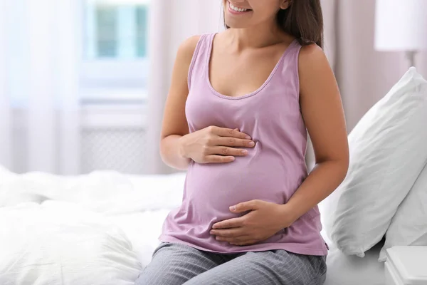 Donna Incinta Felice Seduta Sul Letto Casa Primo Piano — Foto Stock