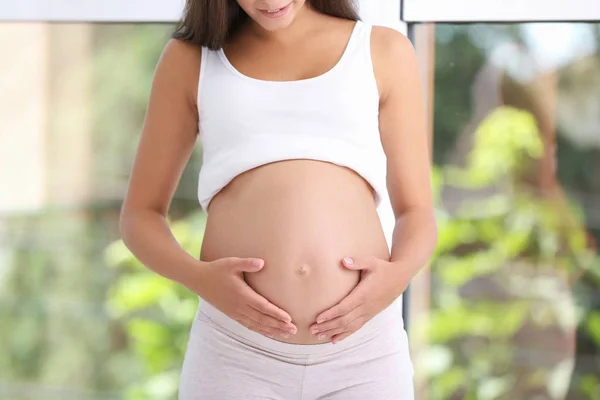 Mujer Embarazada Feliz Acostada Cama Casa Primer Plano —  Fotos de Stock