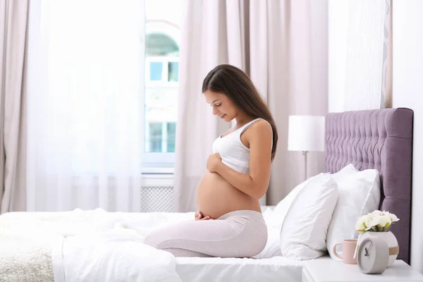 Ευτυχισμένος Έγκυος Γυναίκα Ξαπλωμένη Στο Κρεβάτι Στο Σπίτι Κοντινό Πλάνο — Φωτογραφία Αρχείου