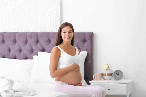 Ευτυχισμένος Έγκυος Γυναίκα Ξαπλωμένη Στο Κρεβάτι Στο Σπίτι Κοντινό Πλάνο — Φωτογραφία Αρχείου