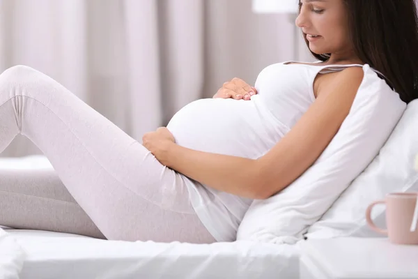 Gelukkig Zwangere Vrouw Liggend Bed Thuis Close — Stockfoto