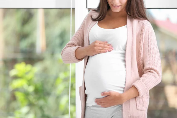 Kobieta Ciąży Stojący Pobliżu Okna Domu Zbliżenie — Zdjęcie stockowe