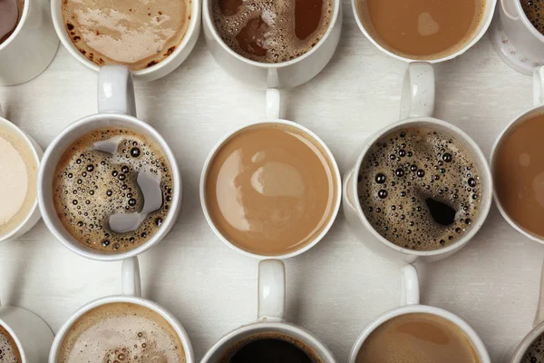 Viele Tassen Mit Leckerem Aromatischen Kaffee Auf Dem Tisch Flach — Stockfoto