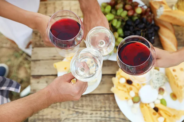 Amici Che Tengono Bicchieri Vino Sul Tavolo Picnic Vigna Vista — Foto Stock