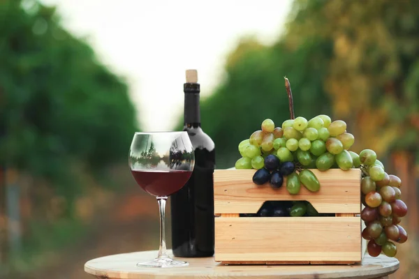 Bottiglia Bicchiere Vino Rosso Con Uva Fresca Sul Tavolo Legno — Foto Stock