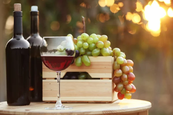 Bottiglie Calice Vino Rosso Con Uva Fresca Sul Tavolo Legno — Foto Stock