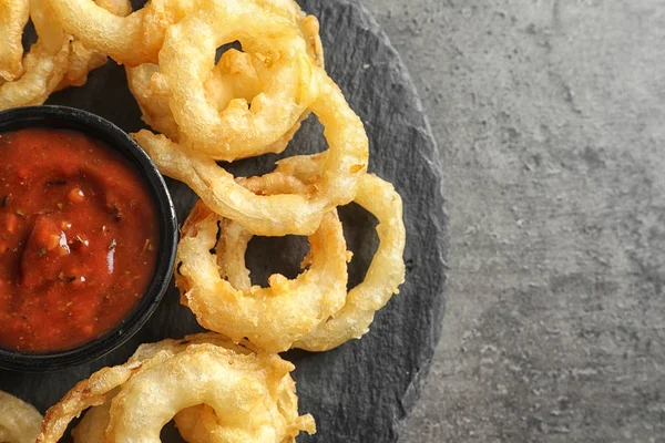 Heerlijke Golden Krokante Uienringen Saus Grijze Achtergrond Bovenaanzicht Ruimte Voor — Stockfoto