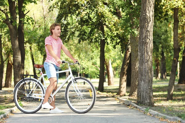 Beau Homme Avec Vélo Dans Parc Par Une Journée Ensoleillée — Photo