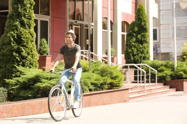 Красивий Молодий Чоловік Їде Велосипеді Міській Вулиці — стокове фото