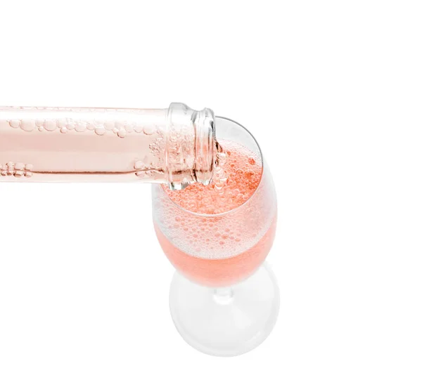 Verser Champagne Rose Bouteille Dans Verre Sur Fond Blanc — Photo