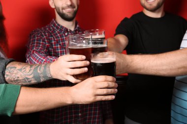 Bira renk arka plan üzerinde gözlükle tungur arkadaş grubu