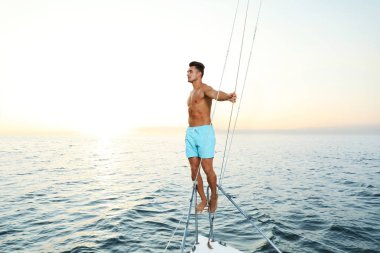 Günbatımı zevk yatta genç zengin adam