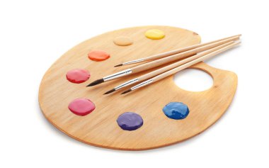 Boyalar ve beyaz arka planda Fırçalar paleti