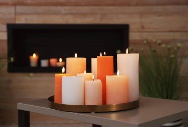 Masada oturma odasında mumlar yanan ile tepsi