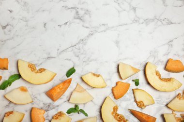 Masada kesme lezzetli kavun ile düz yatıyordu kompozisyon. Metin için yer