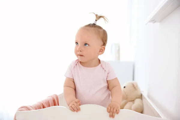 Adorável Bebê Menina Seu Berço Casa — Fotografia de Stock