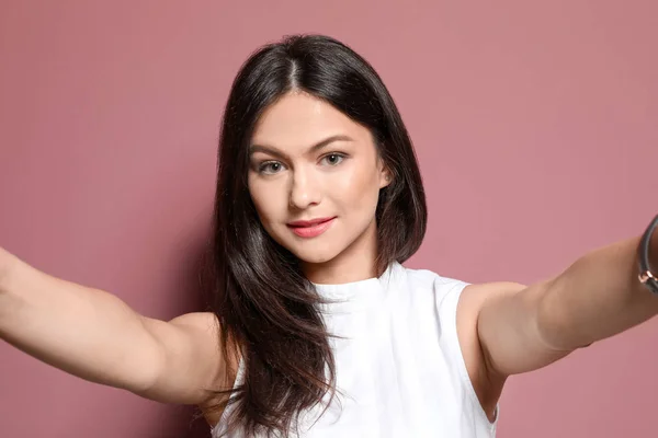 Attraktive Junge Frau Macht Selfie Auf Farbigem Hintergrund — Stockfoto
