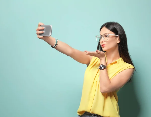 魅力的な若い女性の背景の色で Selfie を取って — ストック写真