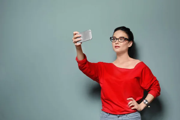 Attraktive Junge Frau Macht Selfie Auf Grauem Hintergrund — Stockfoto