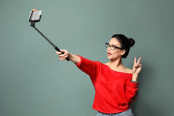 Jovem Atraente Tomando Selfie Fundo Cinza — Fotografia de Stock