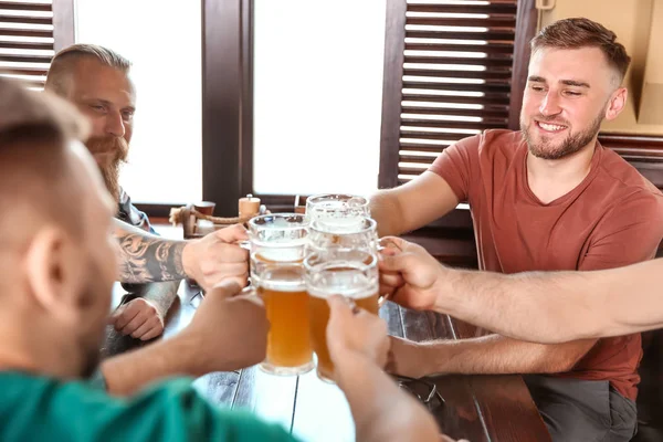 Grupo Amigos Batendo Copos Com Cerveja Fundo Cor — Fotografia de Stock