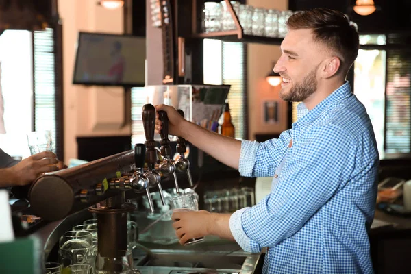 Bira Musluk Barda Çalışan Barmen — Stok fotoğraf