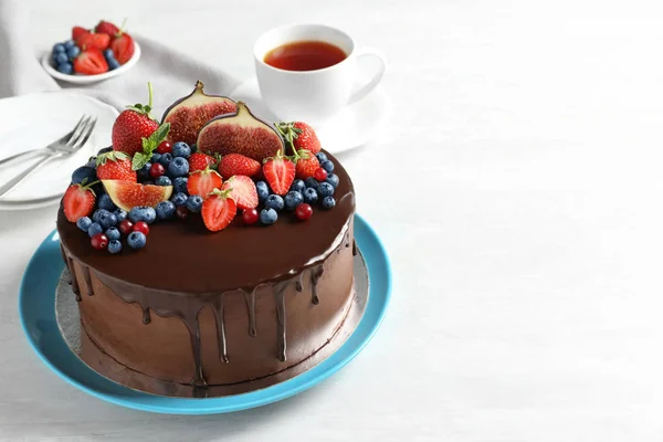 신선한 초콜릿 케이크 가벼운 테이블에 열매와 텍스트를 — 스톡 사진