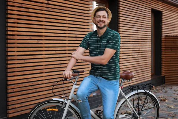 Homme Avec Vélo Sur Rue Près Mur Bois — Photo