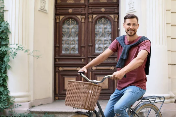 Bel Homme Avec Vélo Près Porte Ornée Sur Rue — Photo