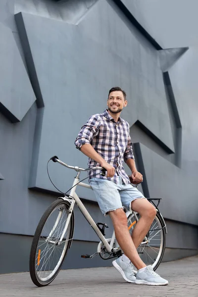 Muž Kolo Ulici Nedaleko Šedé Zdi — Stock fotografie