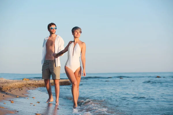 Glückliches Junges Paar Das Zusammen Strand Spaziert Raum Für Text — Stockfoto
