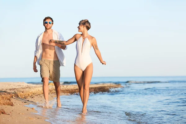 Feliz Casal Jovem Caminhando Juntos Praia Espaço Para Texto — Fotografia de Stock