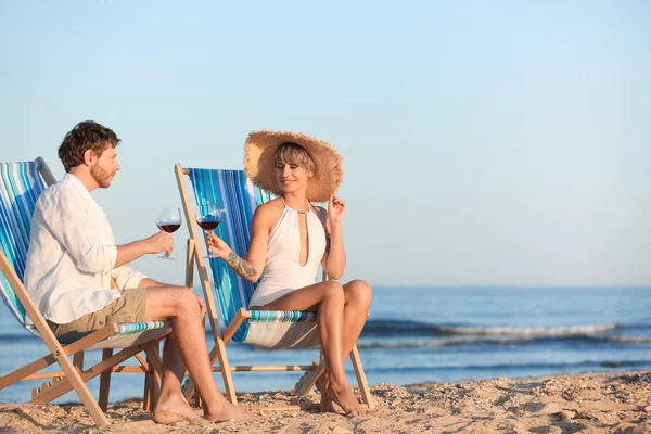 Junges Paar Mit Weingläsern Strandkörben Meer Raum Für Text — Stockfoto