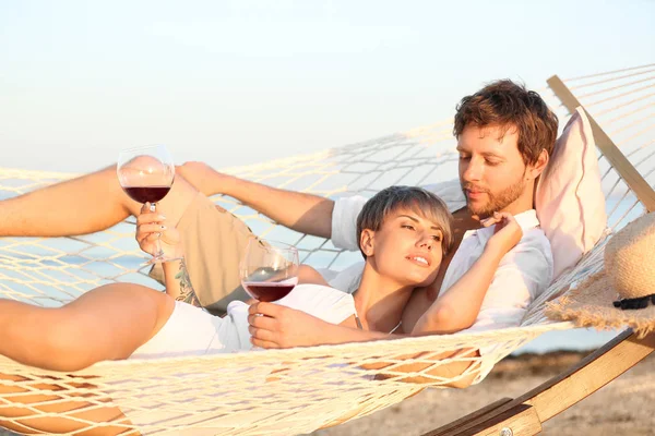 Junges Paar Ruht Mit Gläsern Wein Hängematte Strand — Stockfoto
