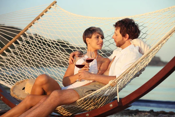 Casal Jovem Descansando Com Copos Vinho Rede Praia — Fotografia de Stock