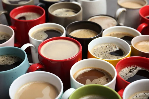 Viele Tassen Mit Leckerem Aromatischen Kaffee Nahaufnahme — Stockfoto