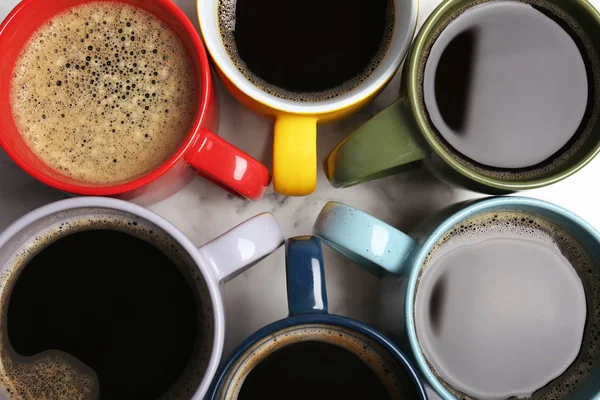 Många Koppar Med Välsmakande Aromatiskt Kaffe Bord Platt Låg — Stockfoto