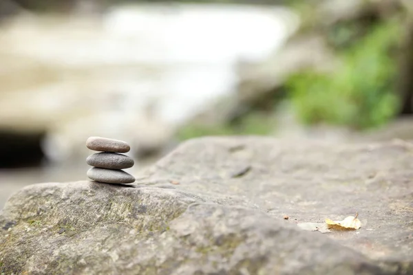 Equilibrando Pedras Seixos Zen Livre Contra Fundo Desfocado Espaço Para — Fotografia de Stock