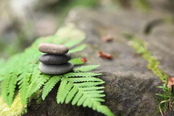 Menyeimbangkan Batu Kerikil Zen Luar Ruangan Dengan Latar Belakang Kabur — Stok Foto