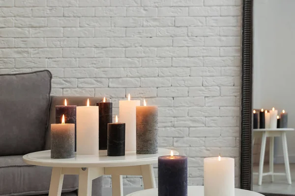 Brennende Kerzen Auf Tischen Wohnzimmer — Stockfoto