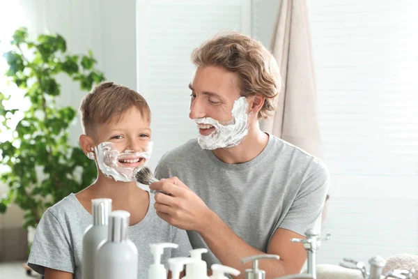 Padre Hijo Afeitándose Juntos Sobre Fondo Color — Foto de Stock