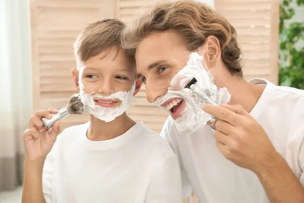 Padre Hijo Afeitándose Juntos Sobre Fondo Color — Foto de Stock