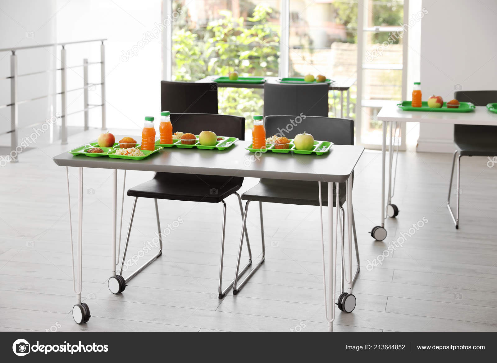 Bandejas Con Alimentos Sanos Mesa Comedor Escolar — Foto de stock ... Bandejas Con Alimentos Sanos Mesa Comedor Escolar — Foto de stock ...