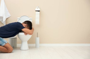 Klozet üzerinde evde otururken okuma gazete genç adam