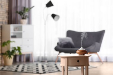 Aroma Yağı difüzör tablo arka plan bulanık karşı. Oda spreyi