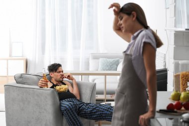 Gömleksiz adam şişme yüzük ve palet katta evde giyiyor içki şişe