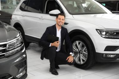 Pano yakınındaki salonda yeni araba satıcısıyla